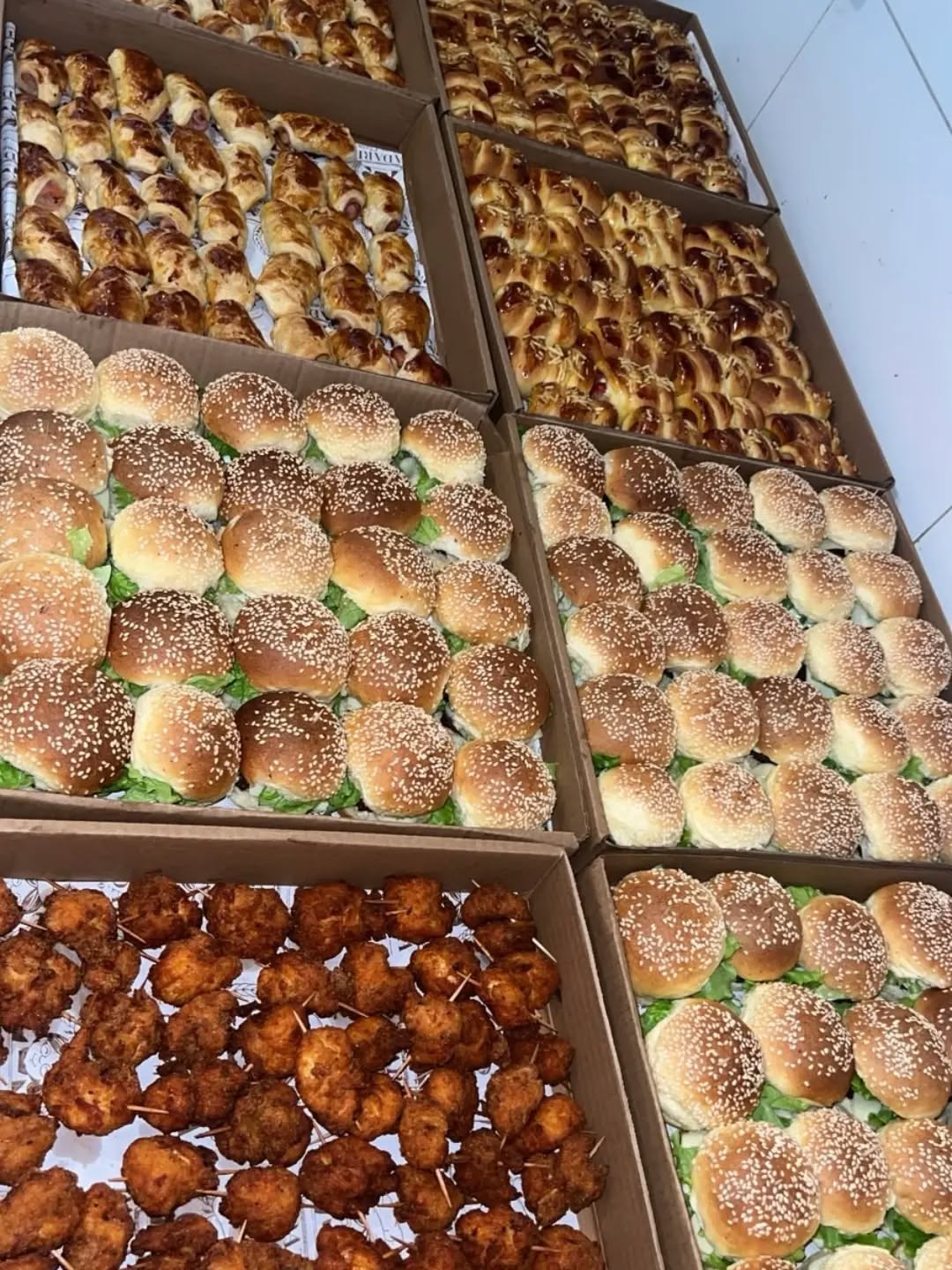 Bandejas de encomenda da Dona Clara: mini lanches de brioche com gergelim, enroladinhos assados e salgados de festa