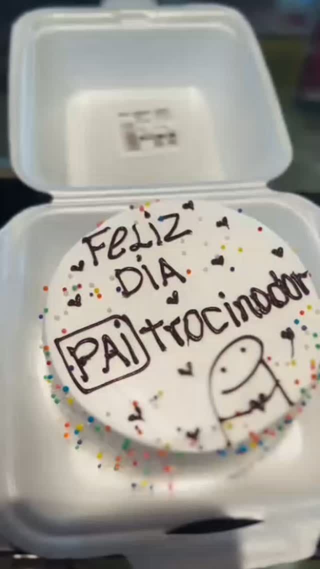 Bentô cake da Dona Clara com cobertura branca, confeitos coloridos e frase divertida escrita à mão